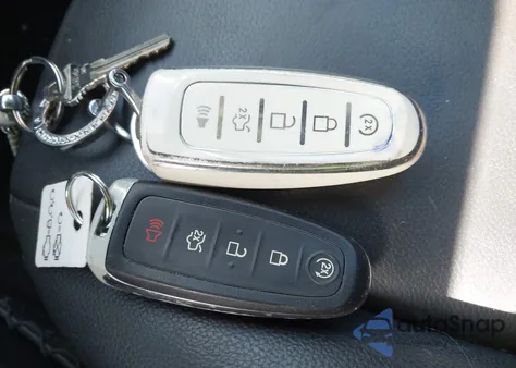 2016 Ford Escape Titanium z USA, uszkodzony, nr VIN 1FMCU9JX6GUA62390